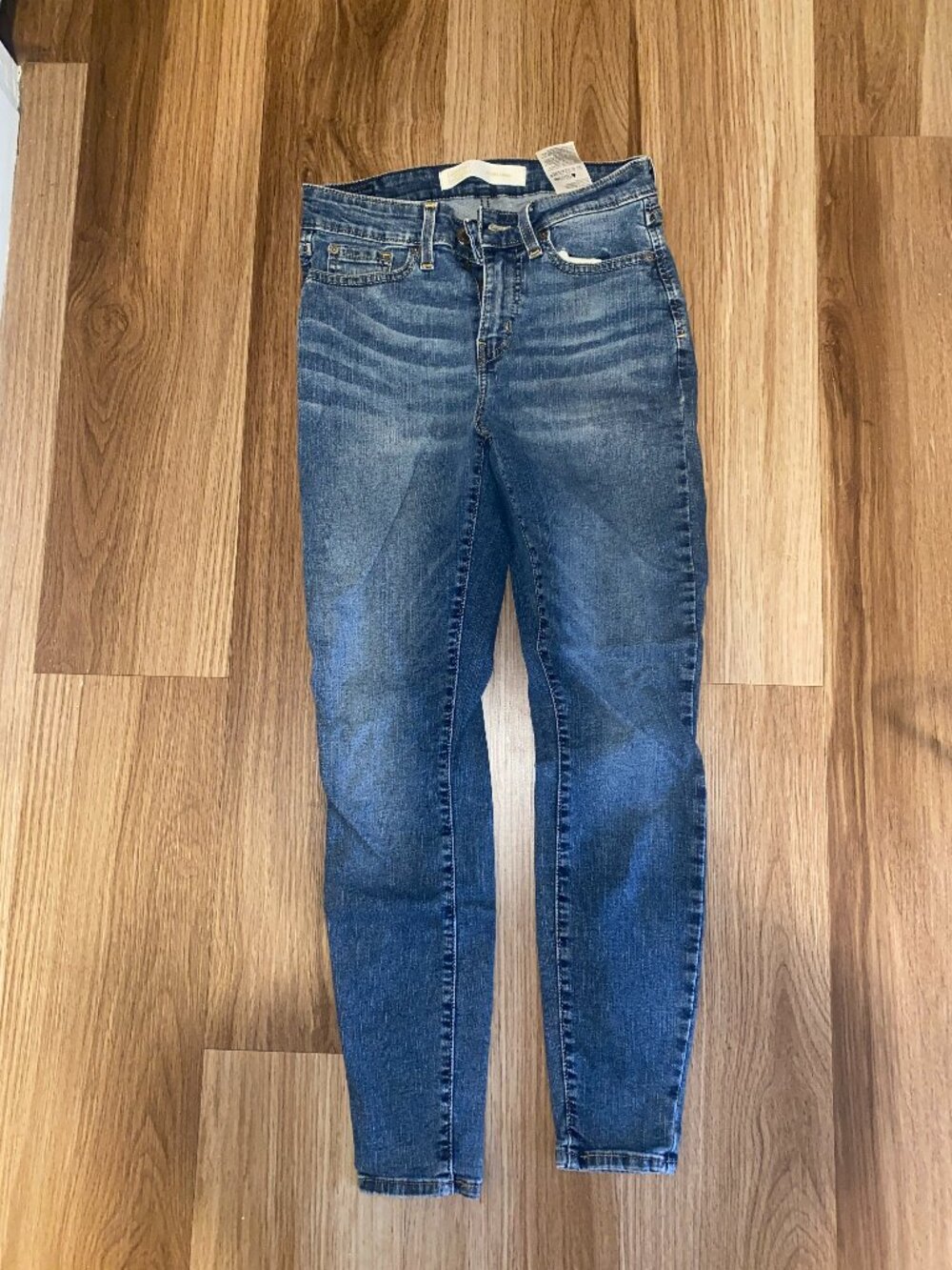 Levi's Medium Wash Mid Rise Skinny Jeans
